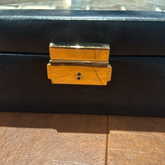 LEATHER WATCH BOX WITH KEY - Picture 2 of 5